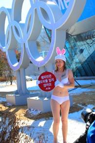 性感“兔女郎”现身韩国平昌冬奥会