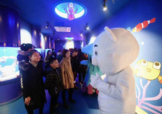 武汉海洋萌宠乐园迎客 汇聚上万只水母