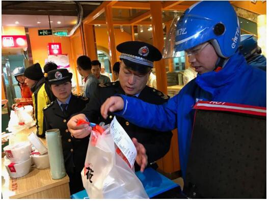 熊猫星厨投放外卖“食安封签”，餐饮外卖再添保险