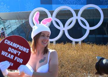 性感“兔女郎”现身韩国平昌冬奥会