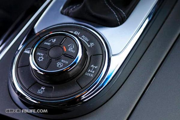 当巡逻兵遭遇巡洋舰 对比试驾途乐4.0L陆巡4.0