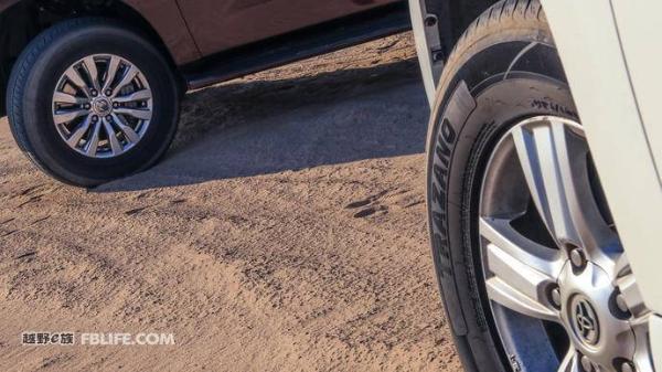 当巡逻兵遭遇巡洋舰 对比试驾途乐4.0L陆巡4.0