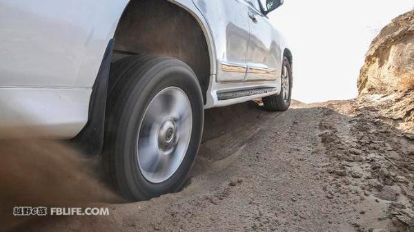 当巡逻兵遭遇巡洋舰 对比试驾途乐4.0L陆巡4.0