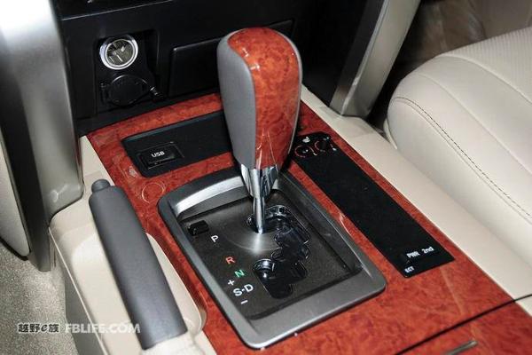 当巡逻兵遭遇巡洋舰 对比试驾途乐4.0L陆巡4.0