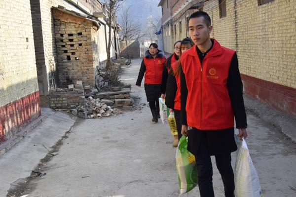 焦作爱心人士情牵贫困女童 小年爱心传温暖