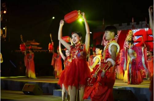 中国灯 耀神州 2018华侨城·自贡灯会西安城墙亮灯仪式华彩绽放
