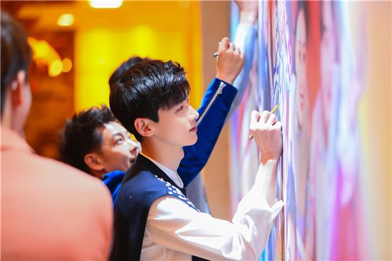 花皙蔻牵手《二十四小时》代言人白敬亭携“小白刷”神助攻