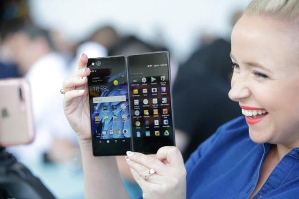 中兴天机Axon&nbsp;M&nbsp;塑全球高端智能手机形象