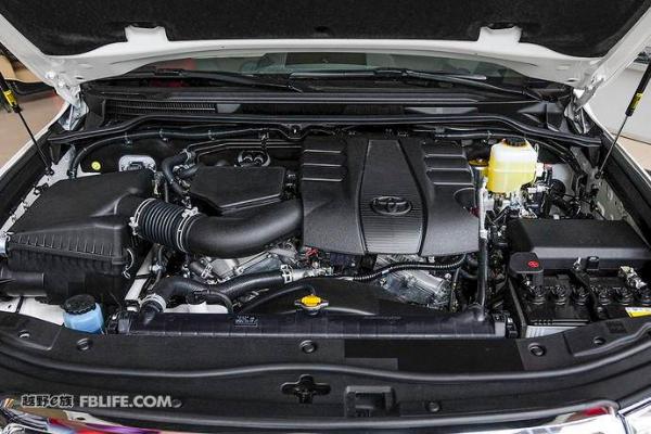 当巡逻兵遭遇巡洋舰 对比试驾途乐4.0L陆巡4.0