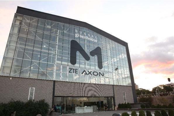 中兴天机Axon&nbsp;M&nbsp;塑全球高端智能手机形象