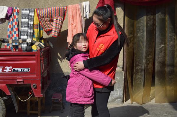 焦作爱心人士情牵贫困女童 小年爱心传温暖