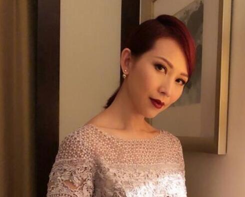 蔡少芬为女儿理发 动作熟练手艺精湛