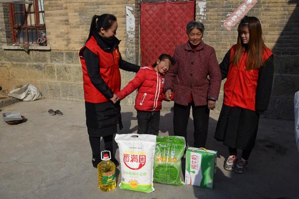 焦作爱心人士情牵贫困女童 小年爱心传温暖