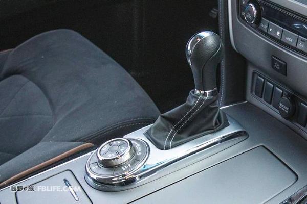 当巡逻兵遭遇巡洋舰 对比试驾途乐4.0L陆巡4.0