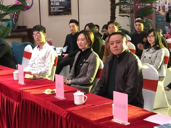 中国拳王赛竞猜商铺签约，幸运儿领取大唐地产金钥匙