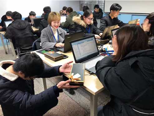 女生学什么好?在北大青鸟,每个程序媛都会被宠上天!