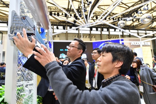 直击2018AWE：吴晓波逛展 亲手拆机盛赞奥克斯空调新物种