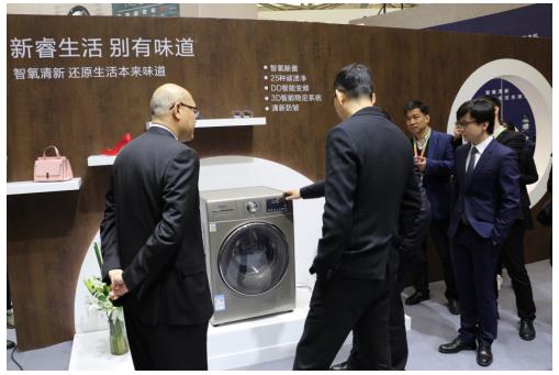 2018AWE吴晓波亲临惠而浦展区 上演“西服魔术”