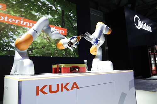 机器人强势抢头条 ——美的精彩亮相2018AWE