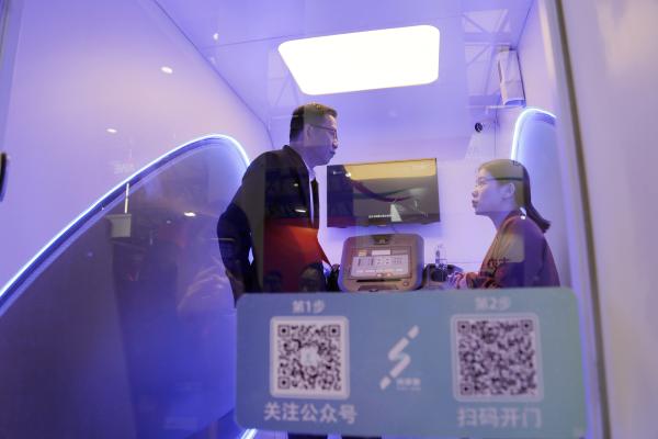 AWE盛大开幕，吴晓波现场体验共享健身仓纯净跑