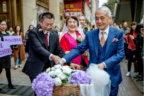 不敢让奶奶煮一次饭!老院长送1克拉Derier钻戒办42周年婚