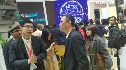 直击2018AWE：吴晓波逛展 亲手拆机盛赞奥克斯空调新物种