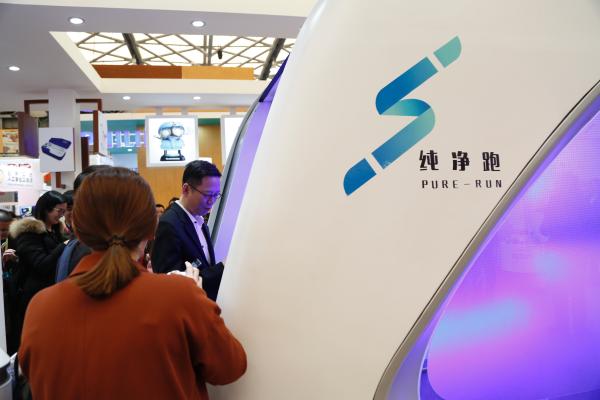 AWE盛大开幕，吴晓波现场体验共享健身仓纯净跑