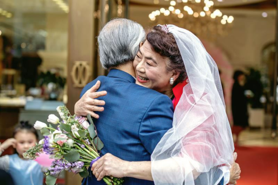 不敢让奶奶煮一次饭!老院长送1克拉Derier钻戒办42周年婚