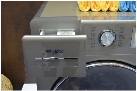 2018AWE吴晓波亲临惠而浦展区 上演“西服魔术”