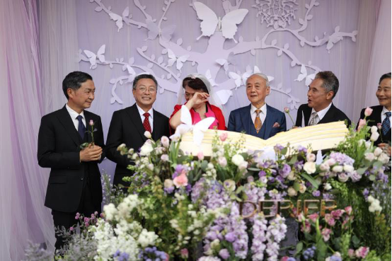 不敢让奶奶煮一次饭!老院长送1克拉Derier钻戒办42周年婚