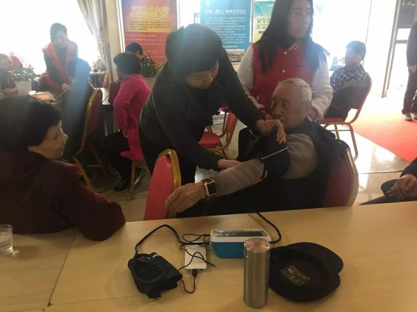 维健乐走进养老社区开展义务服务