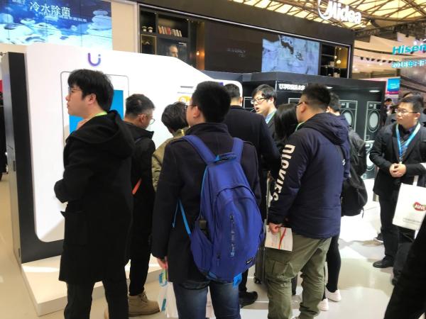美的U净24h无人自助洗衣房惊艳亮相上海AWE