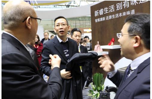 2018AWE吴晓波亲临惠而浦展区 上演“西服魔术”