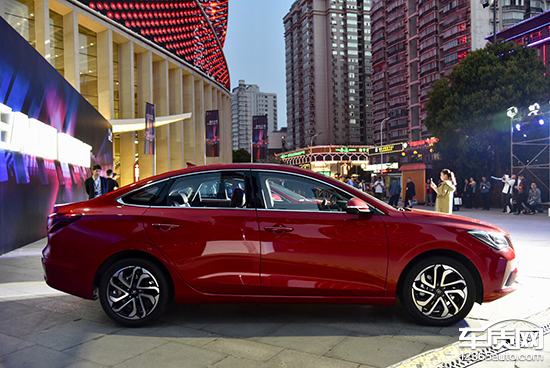 长安逸动/逸动DT上市 售5.49-10.59万元