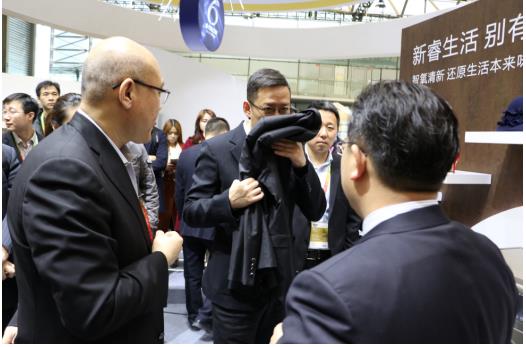 2018AWE吴晓波亲临惠而浦展区 上演“西服魔术”