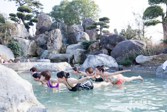 千人瑜伽大会拉开云澜湾美人节序幕，广场舞潮妈现场“搅局”