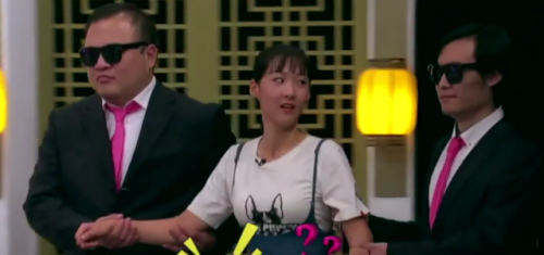 出大事了!网红正在直播,被黑衣人带走了!