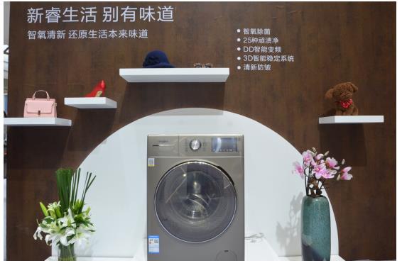 2018AWE吴晓波亲临惠而浦展区 上演“西服魔术”