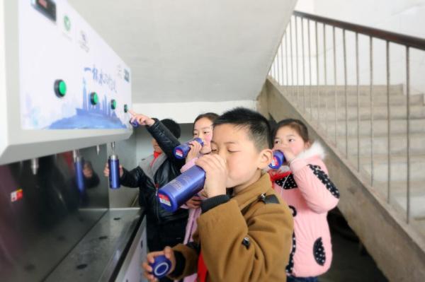 “一杯水的约定”赴约安徽，孩子们从此喝上干净水
