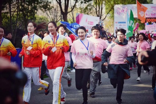 第二届上海樱花节女子马拉松 可以喝的橙子俘