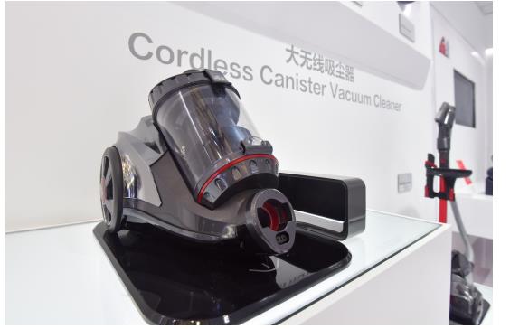小狗电器亮相AWE 引领吸尘器行业新潮流