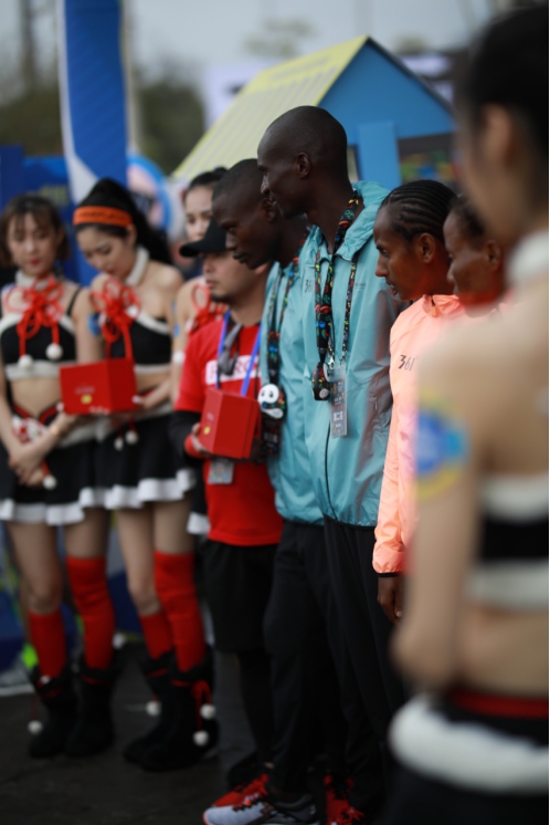 雷诺表为成都双遗马拉松精准计时肯尼亚选手勇夺冠军