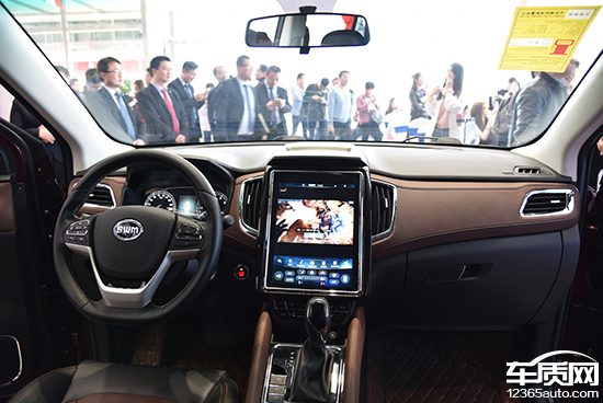 SWM斯威X7互联版正式上市 售9.69-11.29万