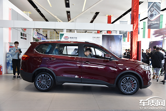 SWM斯威X7互联版正式上市 售9.69-11.29万