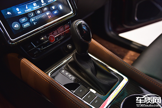 SWM斯威X7互联版正式上市 售9.69-11.29万