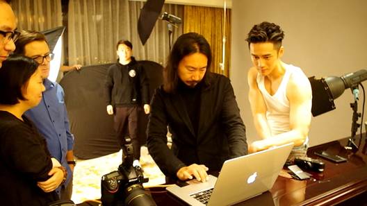 蒋劲夫息影求学前最后一张公益广告曝光 被困“囚笼”呼吁拒绝皮草