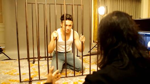 蒋劲夫息影求学前最后一张公益广告曝光 被困“囚笼”呼吁拒绝皮草