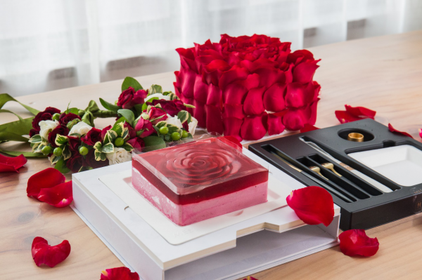 亚朵联手MES每实打造“致爱主题房”，5月20日为爱情筑巢