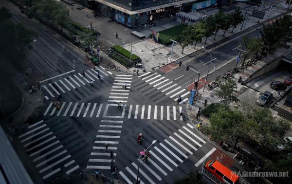 中国第一个全向十字路口亮相北京 行人可直接斜穿马路
