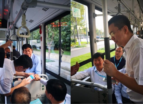 交通运输部副部长刘小明体验成都“定制巴士”